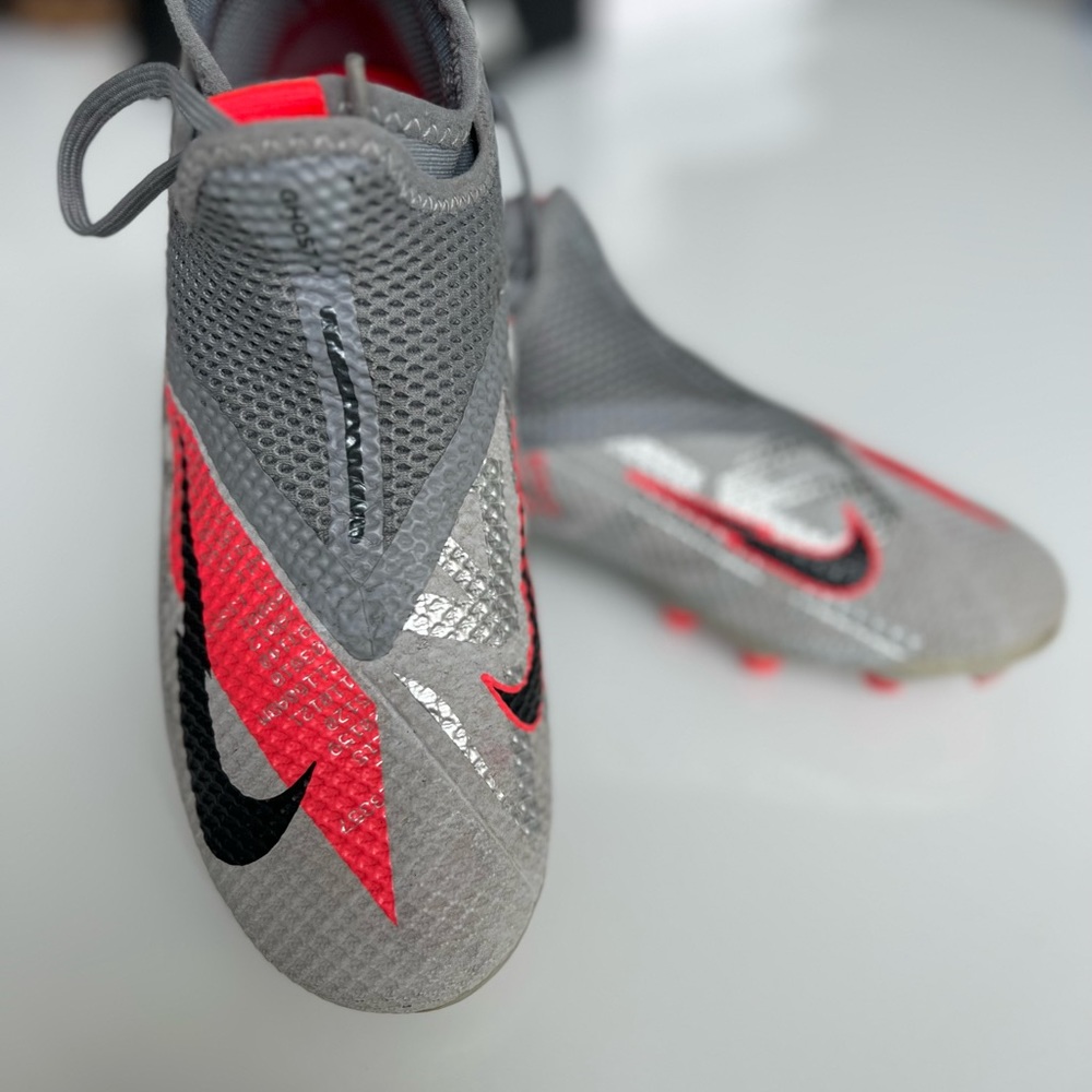 Nike Phantom Vision VSN 2 Elite DF F Soccer Cleats Football
CD4161-906 Size 4.5 - Picture 6 of 8
